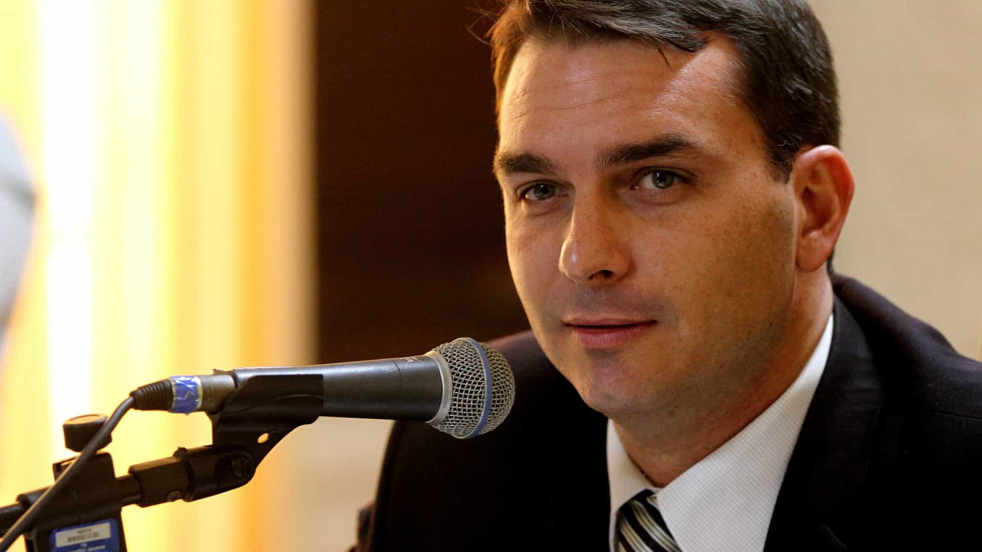 Flávio Bolsonaro é diagnosticado com Covid-19