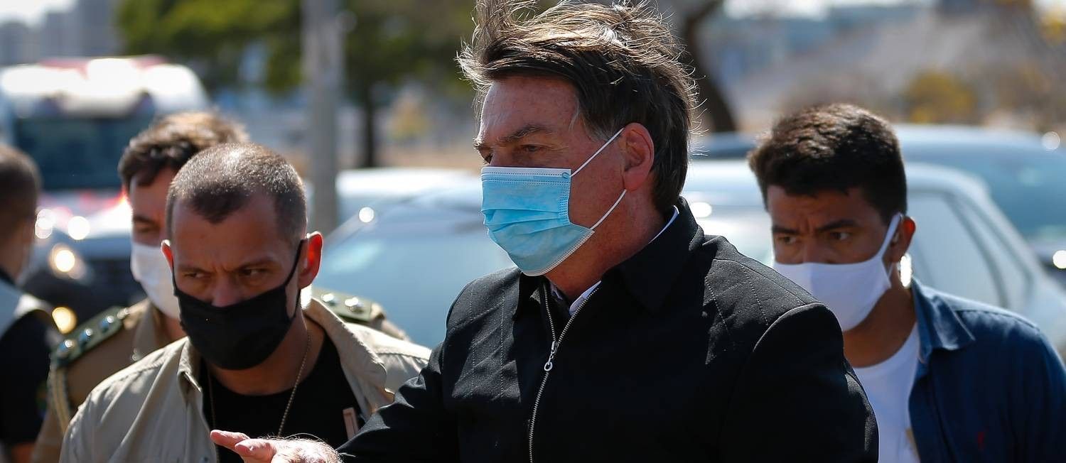 Internautas repetem pergunta que levou Bolsonaro a ameaçar jornalista