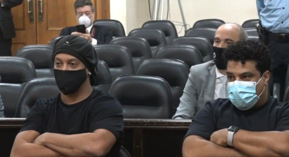 Ronaldinho e Assis pagam R$ 1,1 milhão e podem voltar ao Brasil