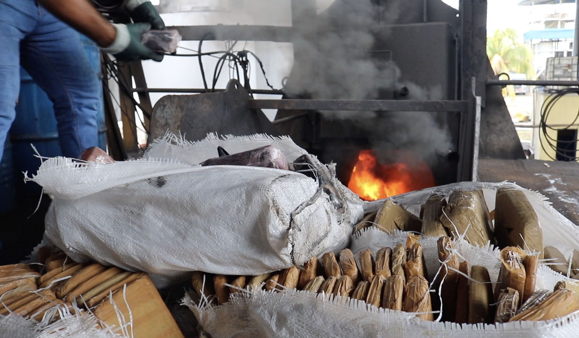 Mais de uma tonelada de drogas avaliada em R$15 milhões é incinerada em Manaus