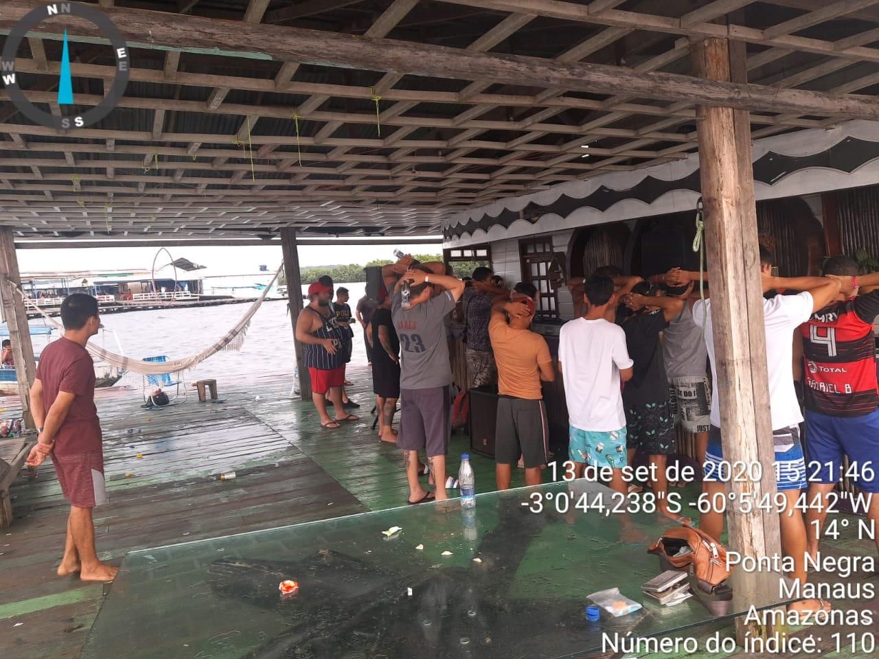 Batalhão Ambiental fecha rave clandestina em flutuante no Tarumã