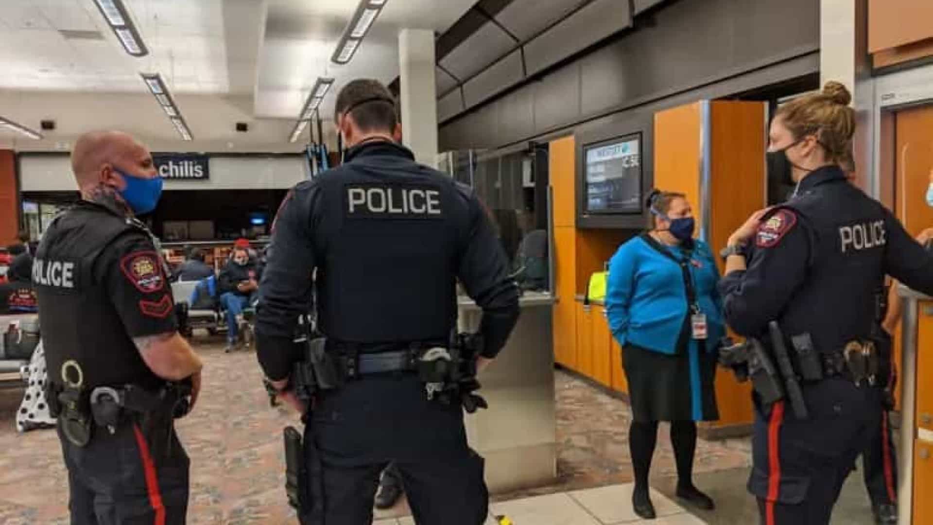 Voo é cancelado no Canadá depois de bebê se recusar a usar máscara