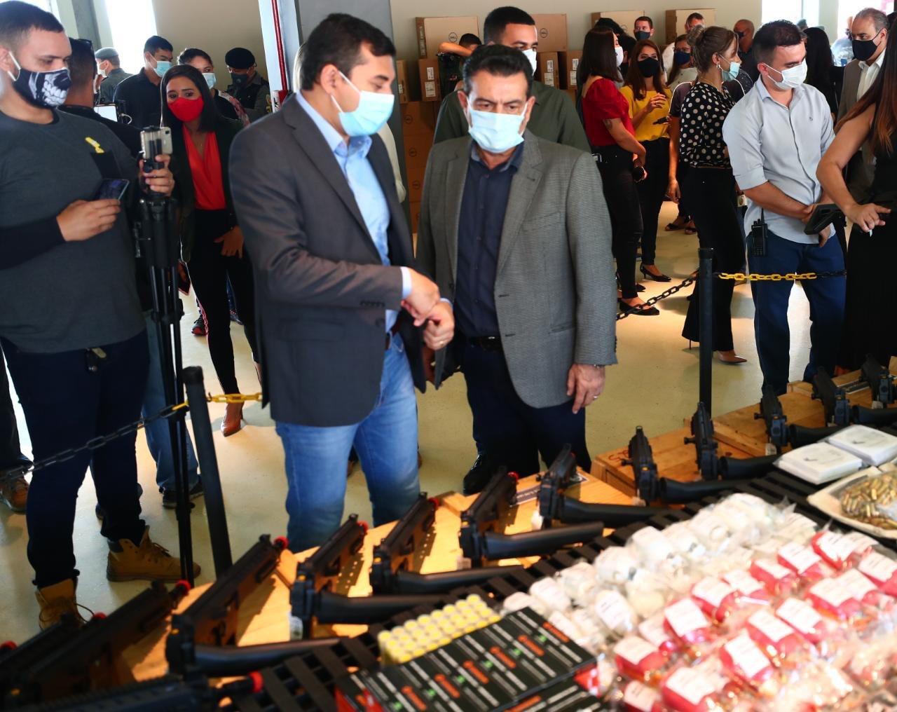 Wilson entrega mais de 100 fuzis e outros equipamentos para as forças de segurança