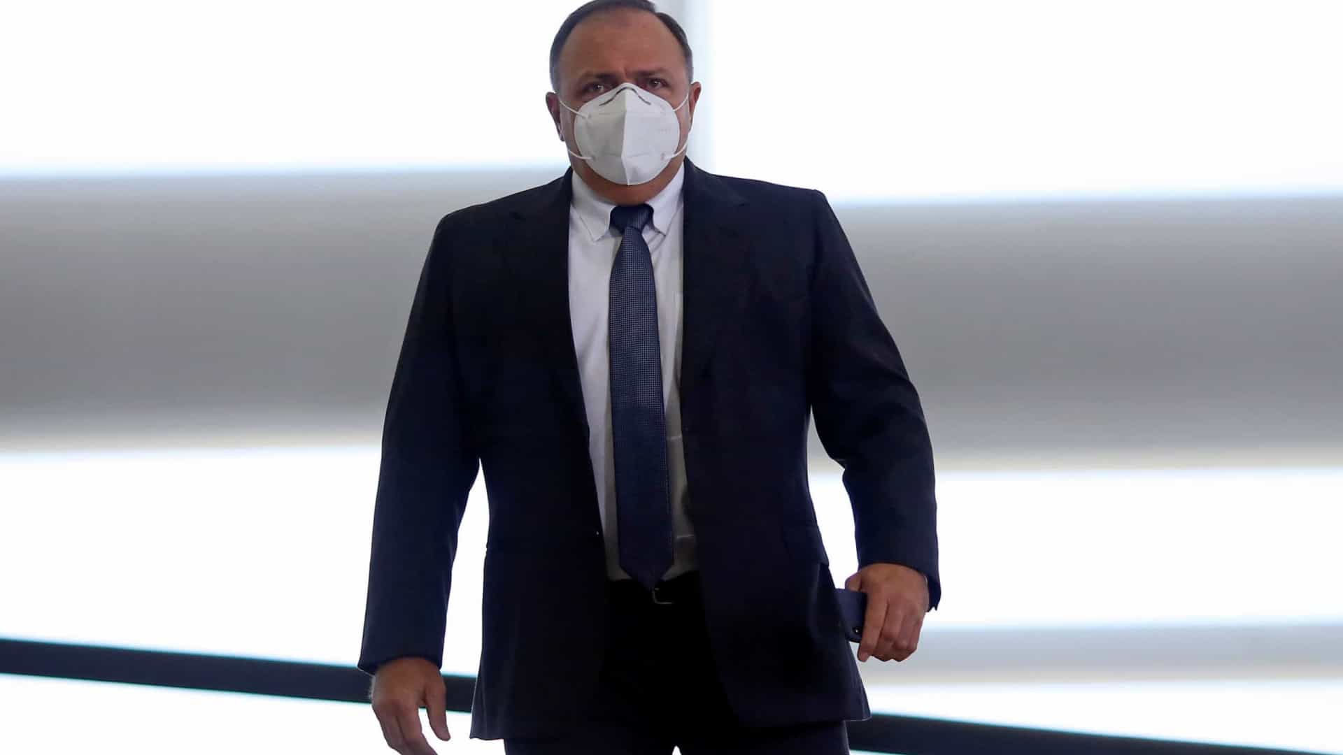 Bolsonaro decide tornar Pazuello ministro efetivo da Saúde