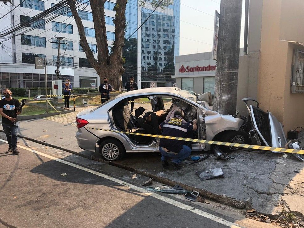 Homem morre e mulher fica ferida após colisão de carro contra poste em Manaus