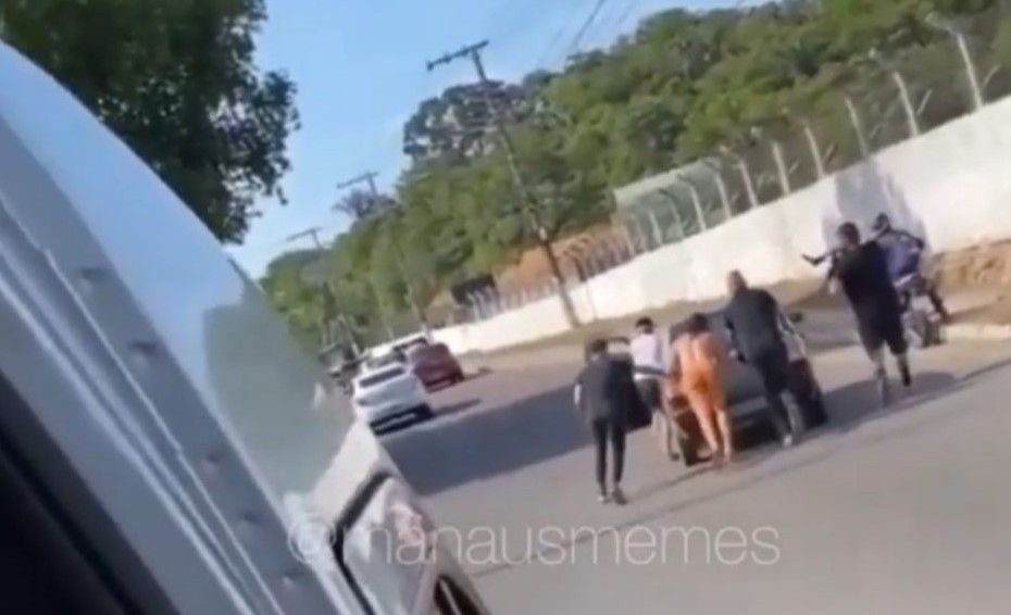 Whindersson Nunes é flagrado empurrando carro no prego em Manaus
