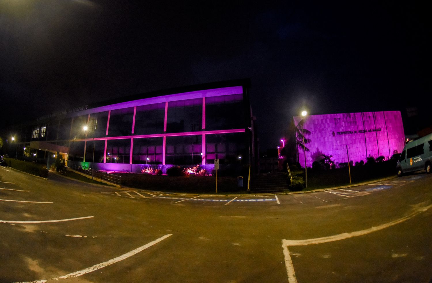 Prédios públicos recebem iluminação para o Outubro Rosa em Manaus