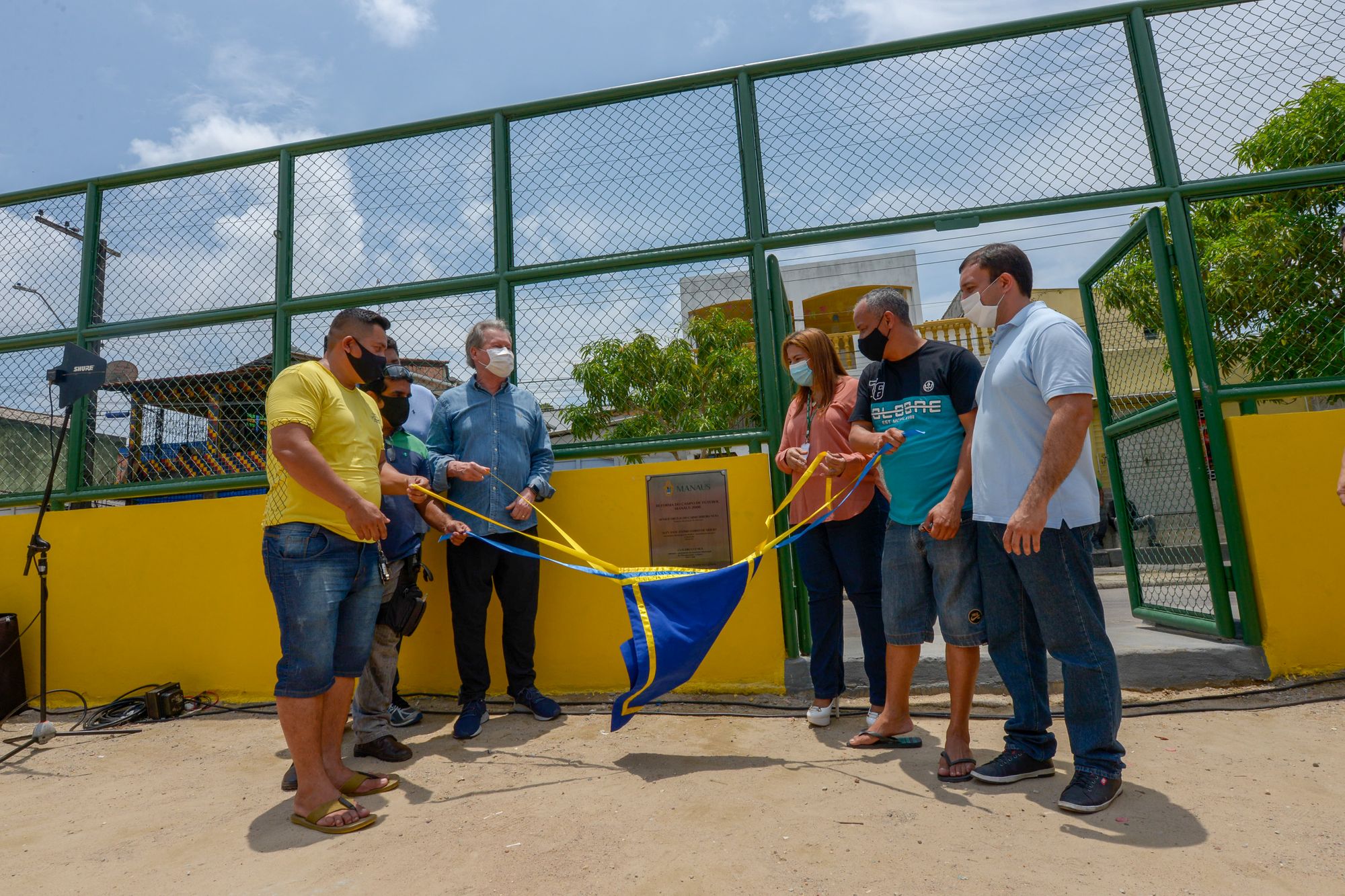 Prefeito entrega campo de futebol revitalizado aos moradores do Distrito Industrial