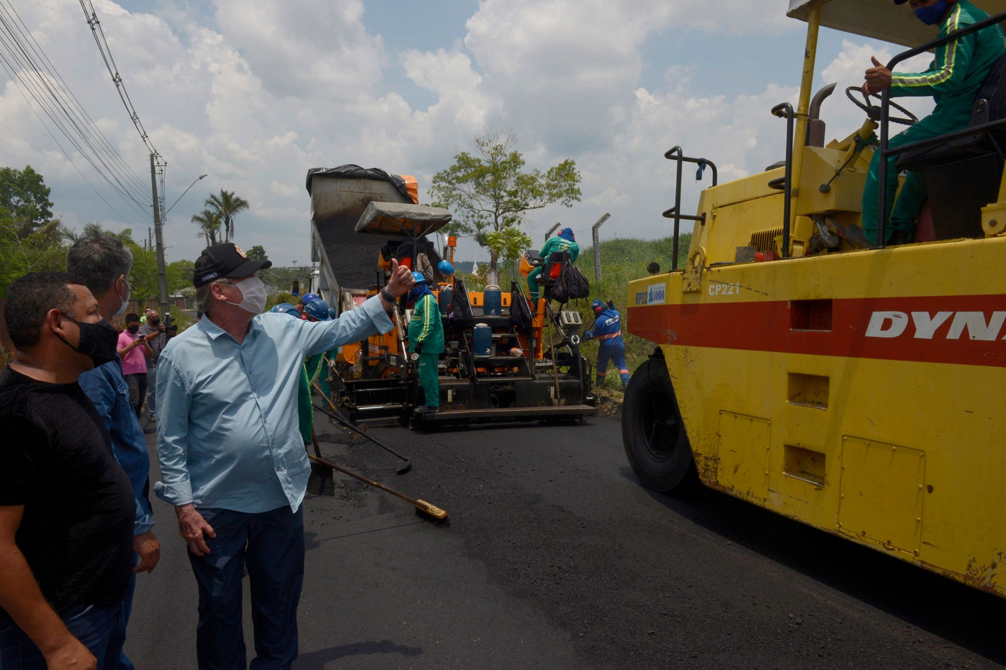 Arthur vistoria obras do ‘Requalifica 4’ na comunidade Jesus me Deu