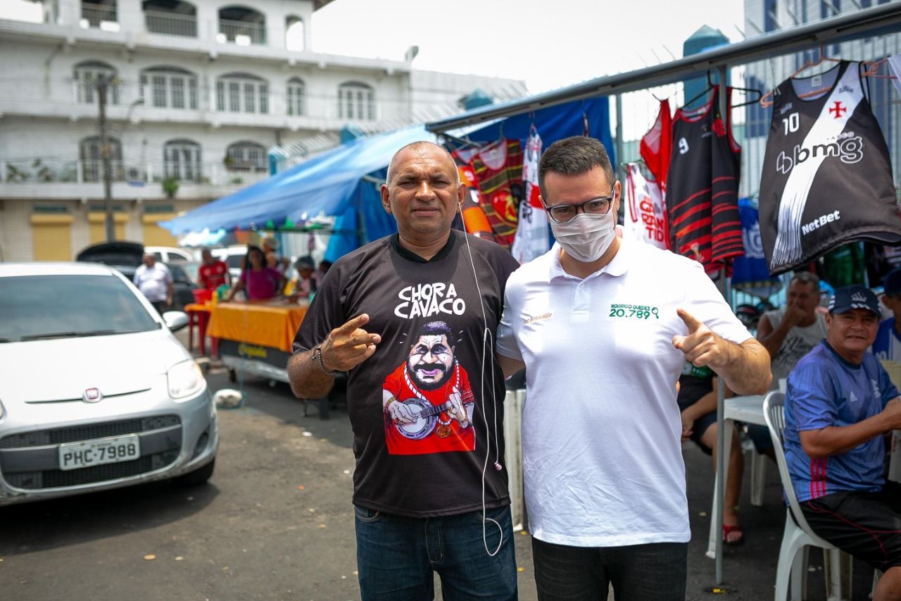 Ex-secretário, Rodrigo Guedes faz adesivaço na zona Oeste de Manaus