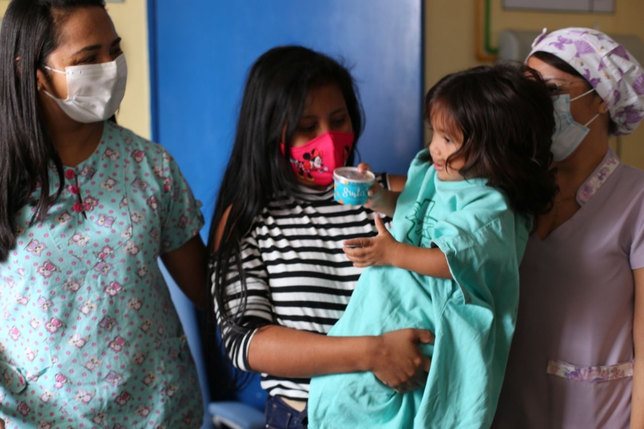 Crianças operadas de lábios leporinos recebem doação de sorvetes do grupo Gusta Mais