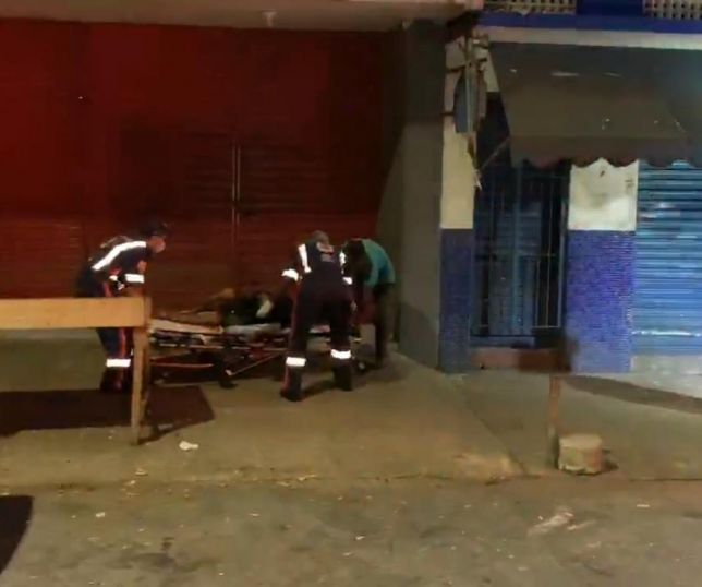 Suspeito de roubo é atingido com terçadadas no rosto, em Manaus