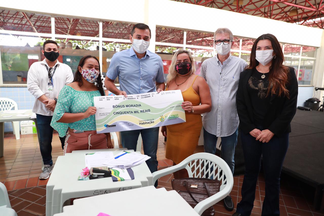 Wilson entrega indenizações a moradores do Igarapé do Quarenta