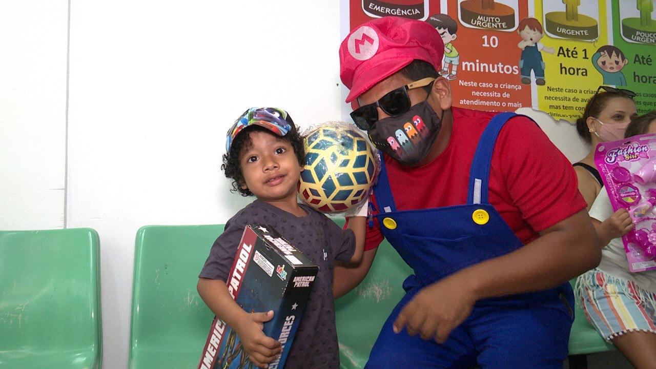 Crianças internadas em hospitais infantis do Estado recebem presentes de voluntários