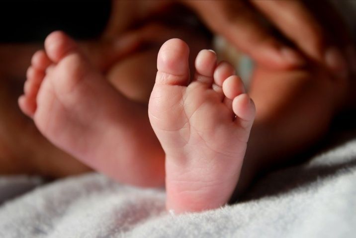 Pai é preso suspeito de queimar rosto de filha recém-nascida