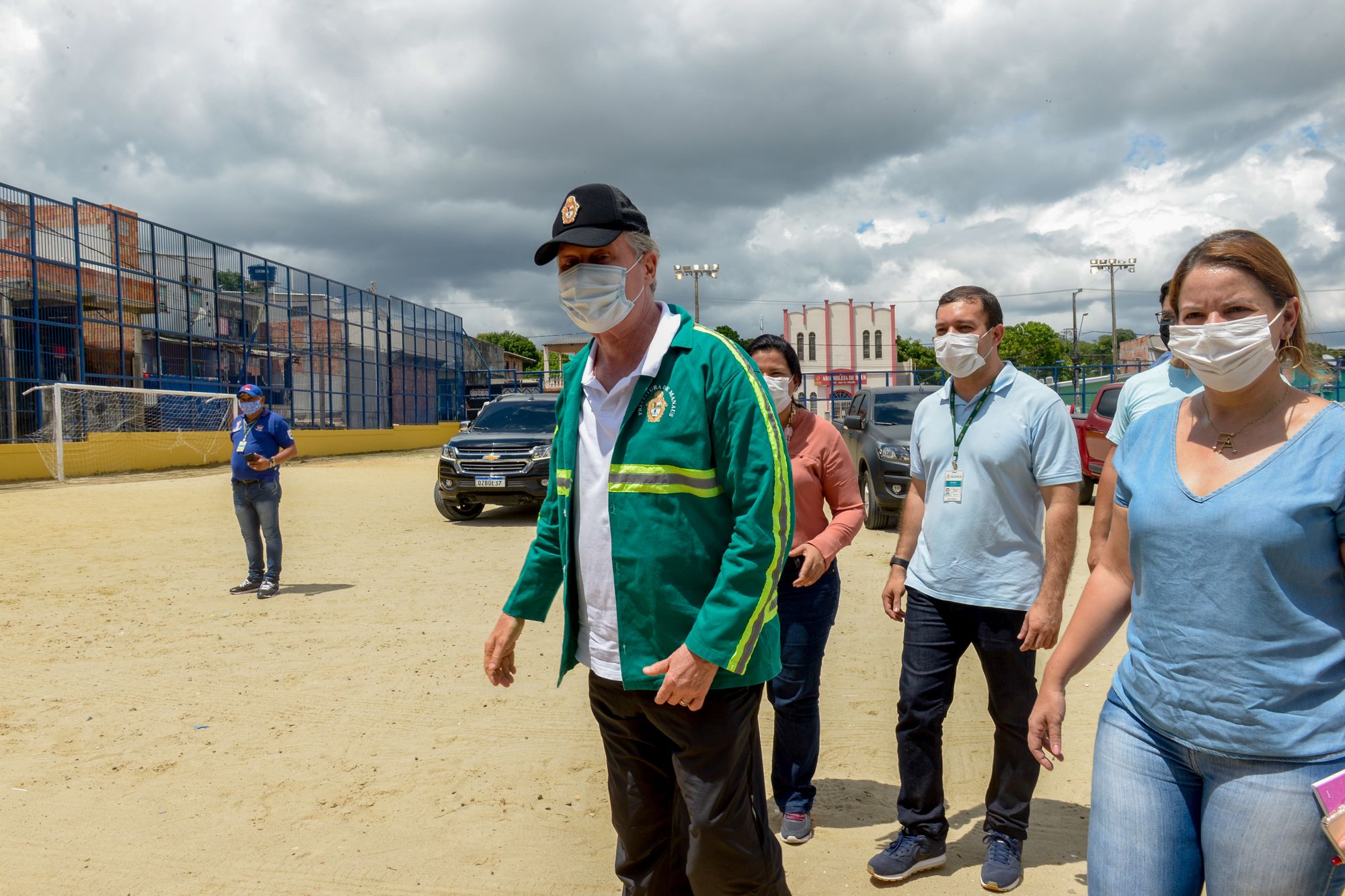 Moradores do bairro Mauazinho recebem campo de futebol revitalizado