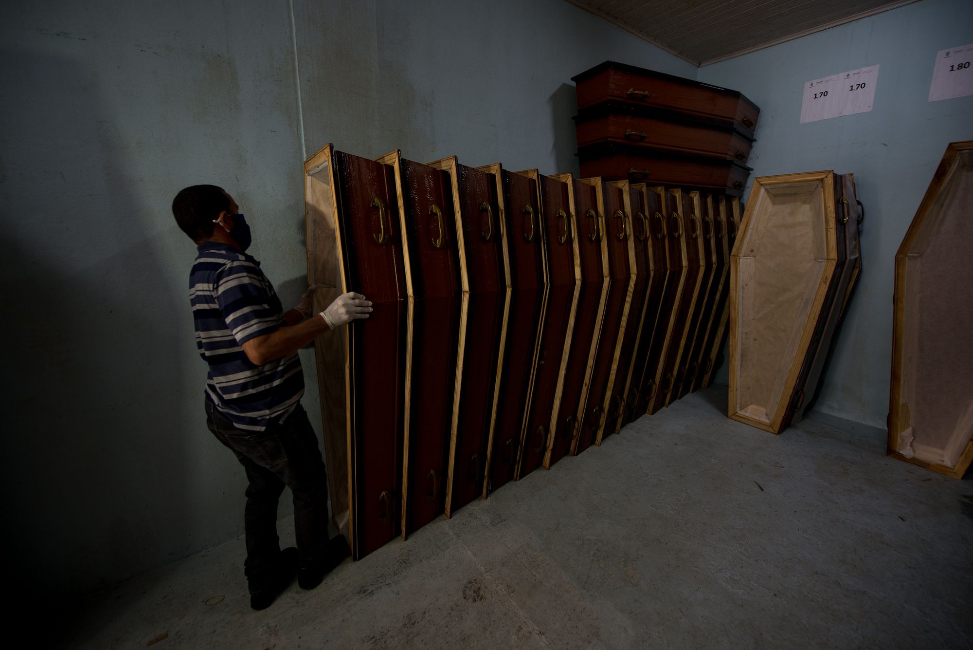 Polícia realiza operação 'Máfia dos Caixões' em Manaus