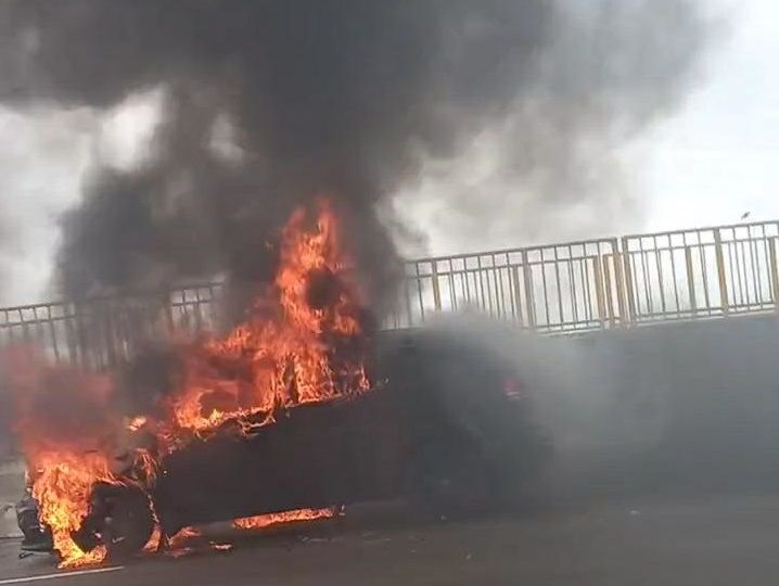 Carro explode na Ponte Rio Negro; veja