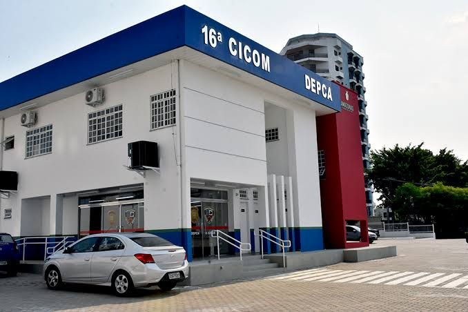 Mãe é presa após abandonar filha de 5 anos em casa para ir beber em bar, em Manaus