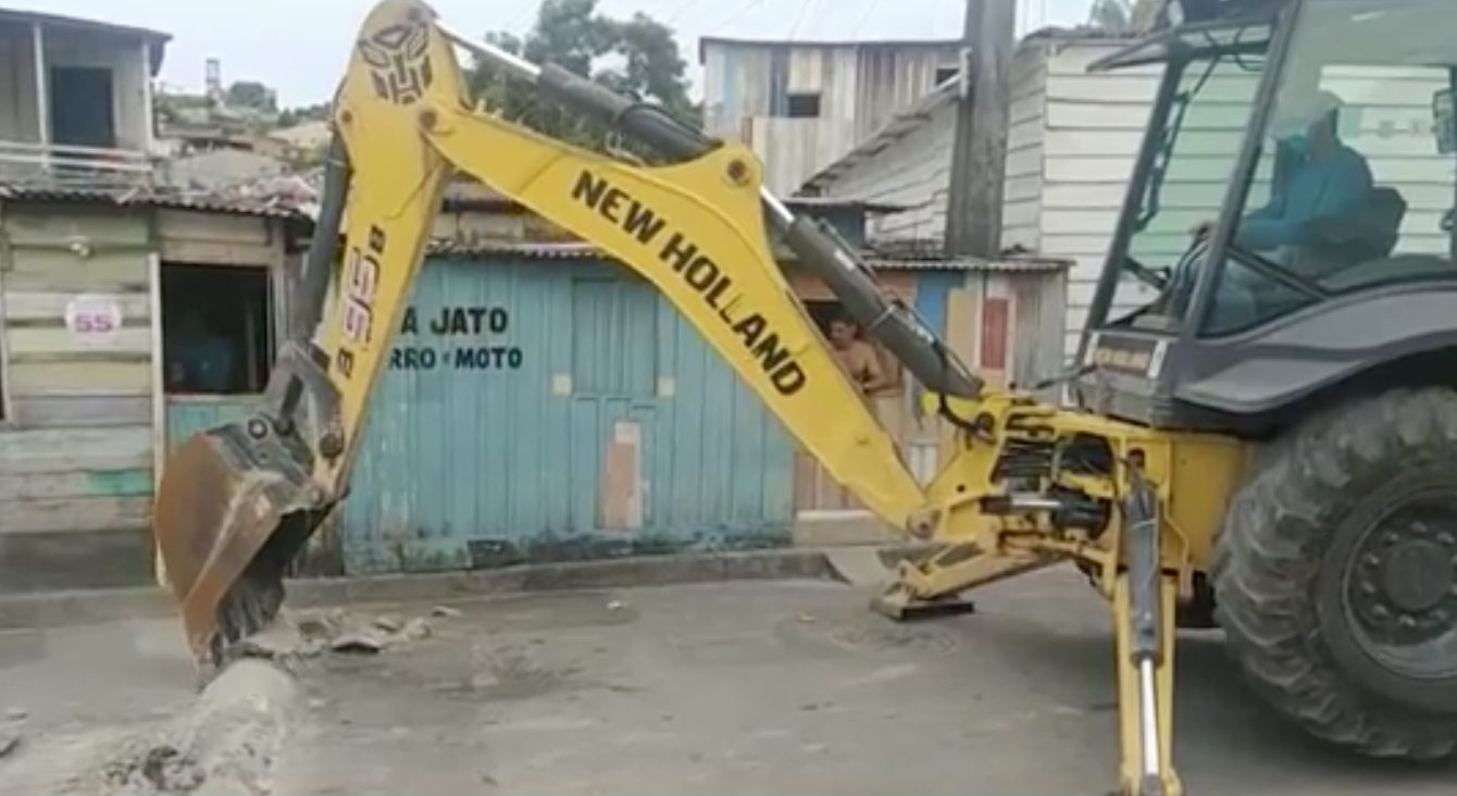 Quebra-molas construído por traficantes é destruído pela polícia em Manaus