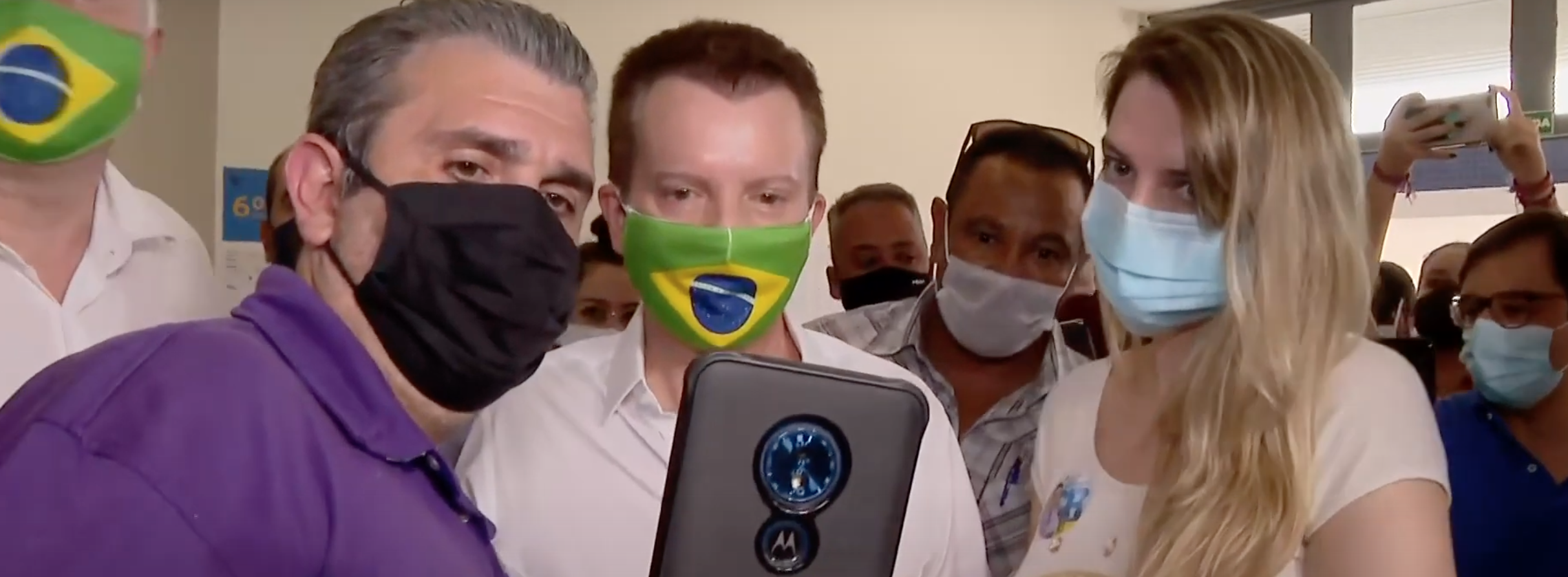 Eleições 2020: usando máscara com a bandeira do Brasil, Russomanno vota em colégio de São Paulo