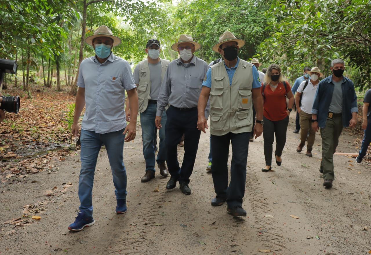 Wilson, vice-presidente Mourão e comitiva visitam fazenda-modelo em Iranduba