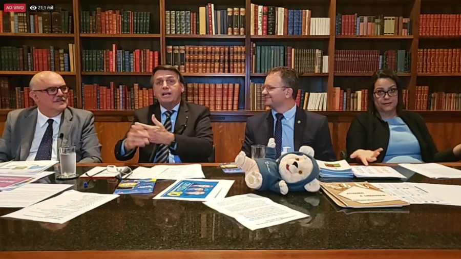 Bolsonaro mente em live e diz que nunca chamou Covid-19 de 'gripezinha'