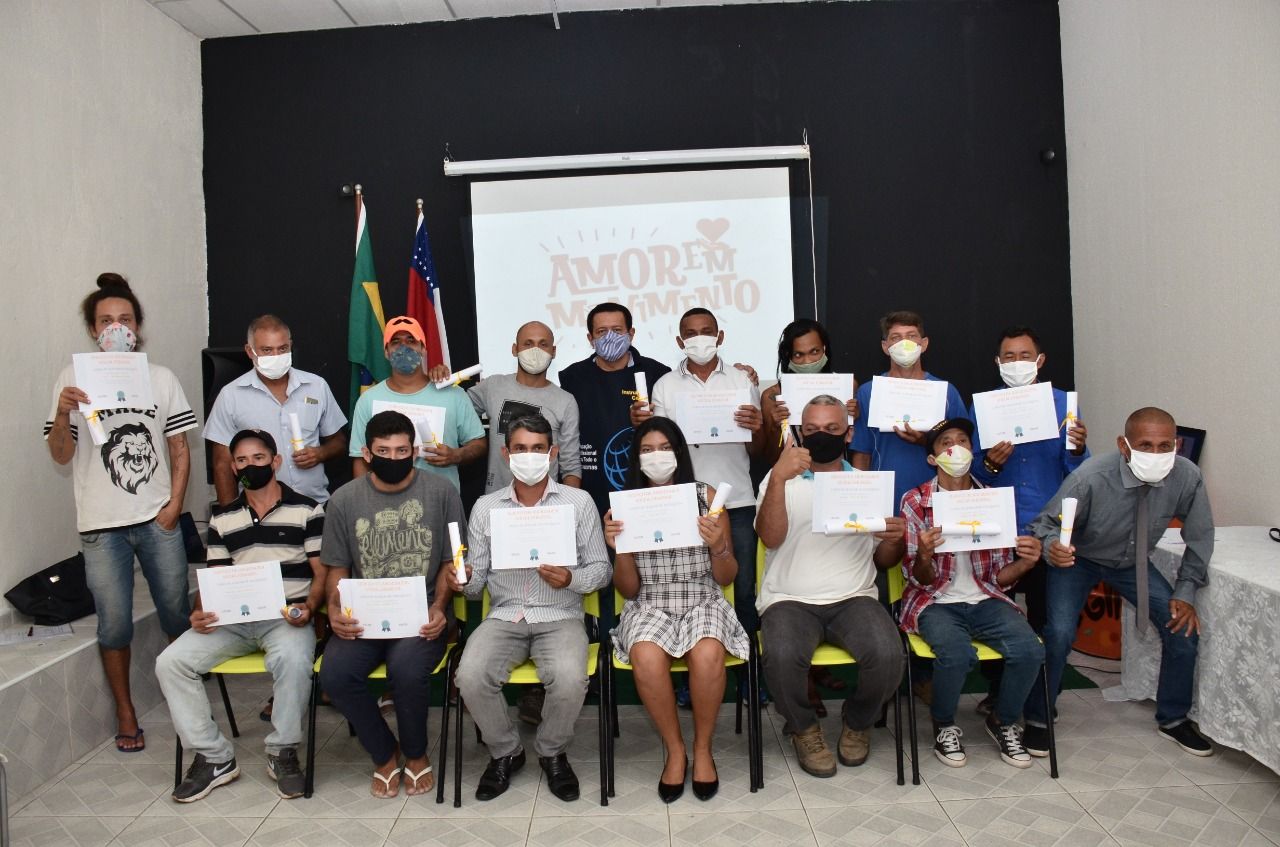 Pessoas em situação de rua concluem curso profissionalizante em Manaus