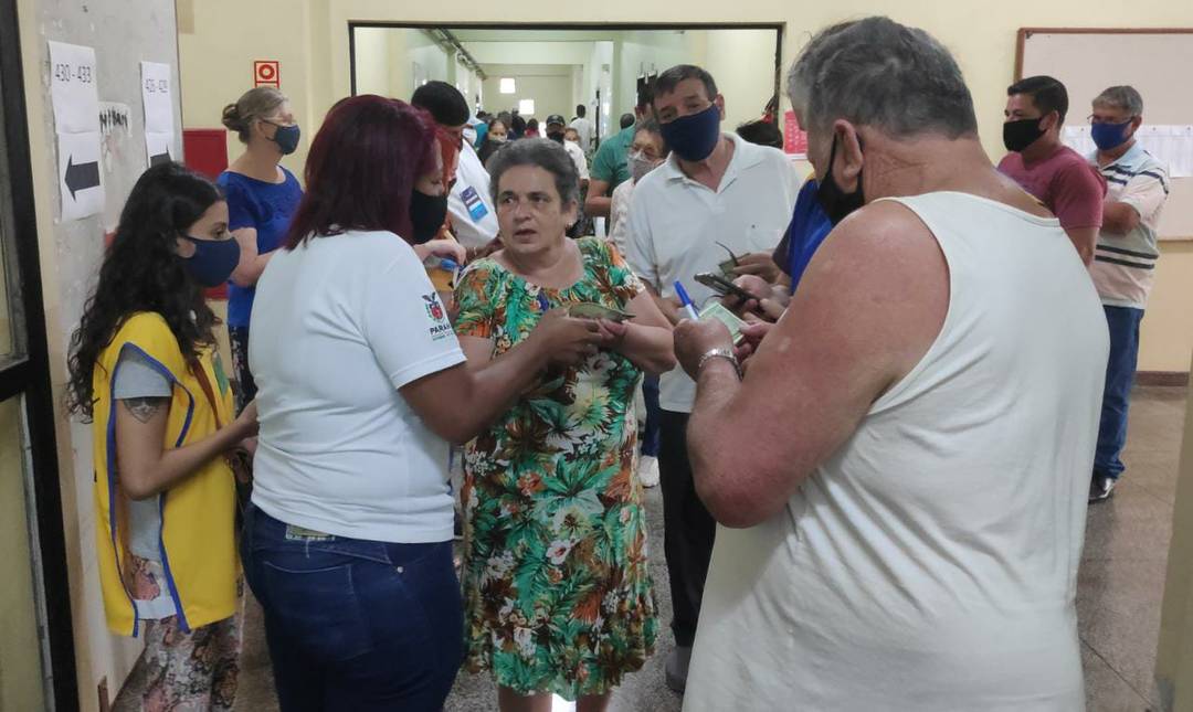Eleitora tenta votar sem máscara e é barrada por mesários