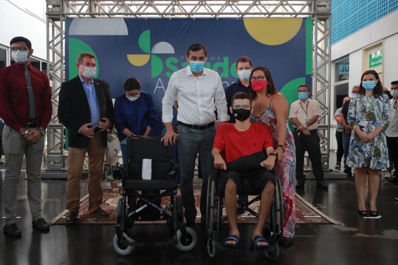 Wilson Lima entrega mais de 400 equipamentos especiais a pacientes com deficiência