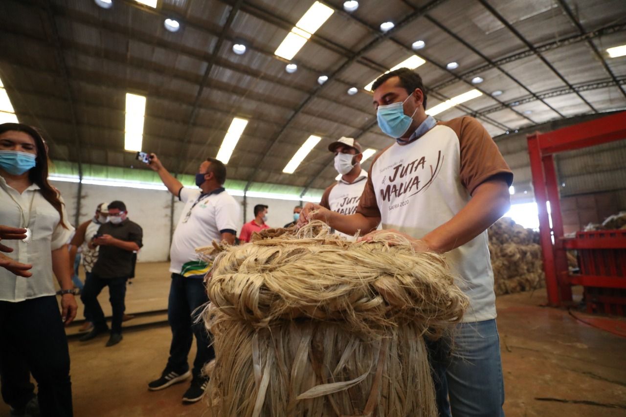 Wilson visita fábrica de juta e malva que terá produção valorizada com pagamento da subvenção