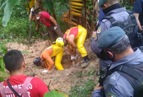 Corpo de homem é encontrado enterrado em terreno na zona Norte