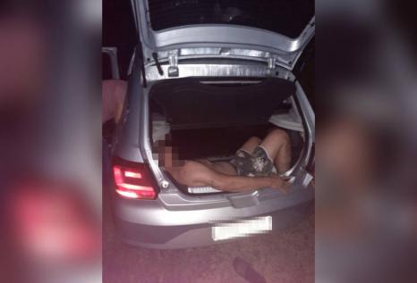 Homem é encontrado no porta-malas do próprio carro em Manaus