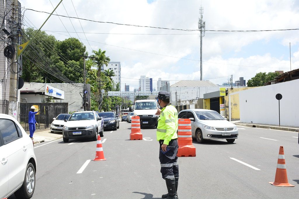 Agentes orientam condutores, após acidente em limitador de altura do complexo da Constantino Nery