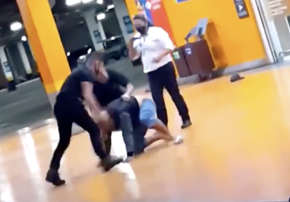 Seguranças do Carrefour espancam homem negro até a morte