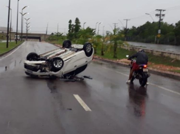 Carro capota na pista molhada próximo ao aeroporto de Manaus
