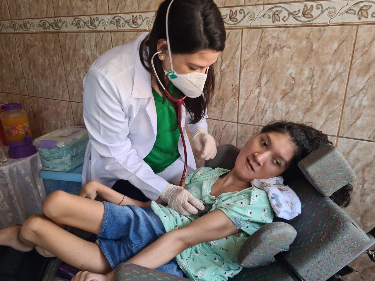 Cerca de 400 pacientes crônicos recebem cuidado multiprofissional do Estado, em casa