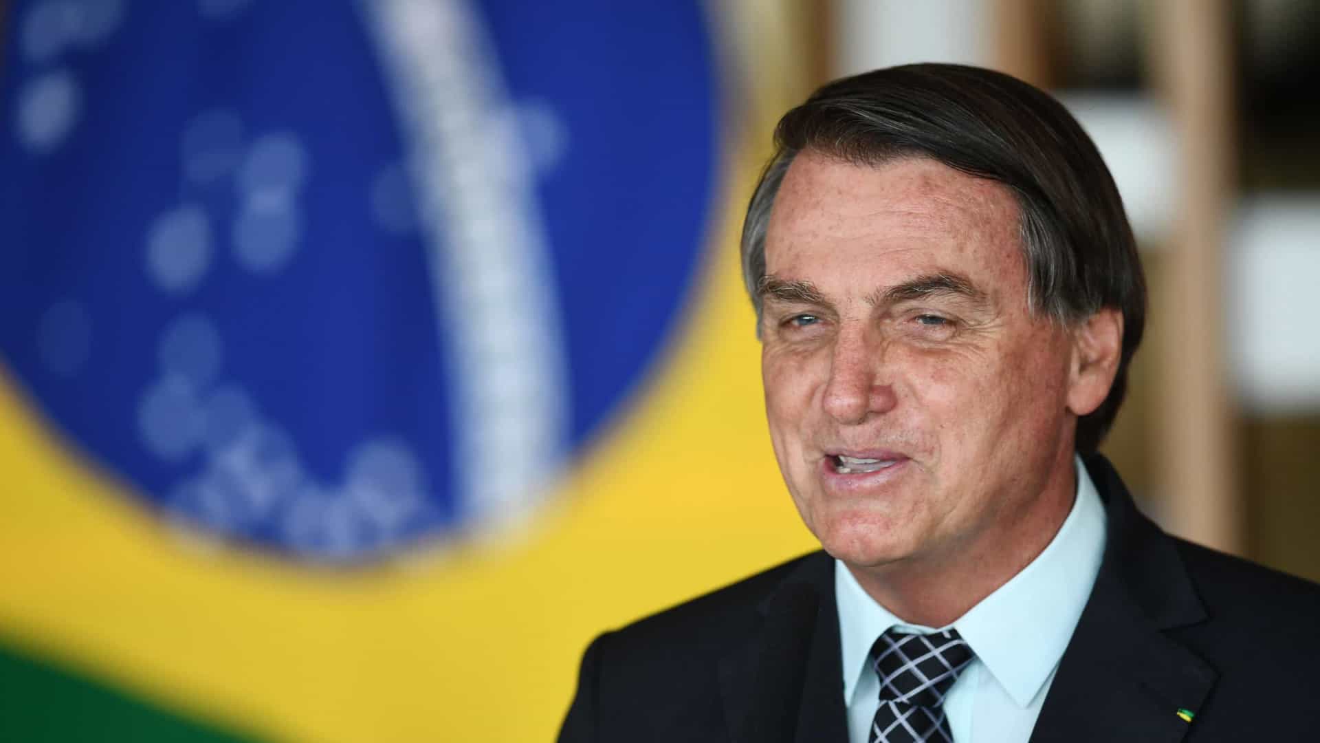 'Parabéns a vocês que não se mostraram frouxos', diz Bolsonaro citando covid-19