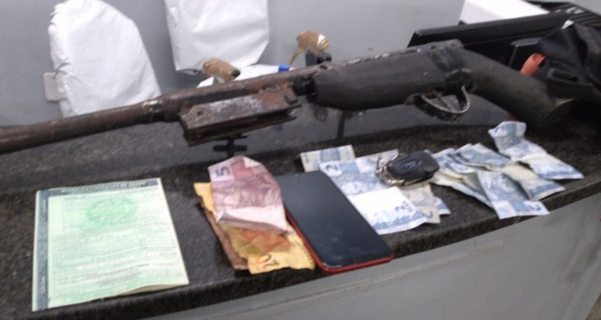 Homens são presos em flagrante durante assalto a motorista de app