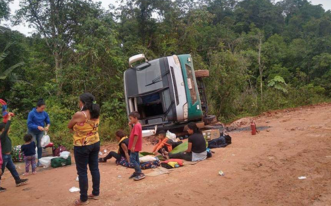 Ônibus tomba no 'trecho do meio' da BR-319