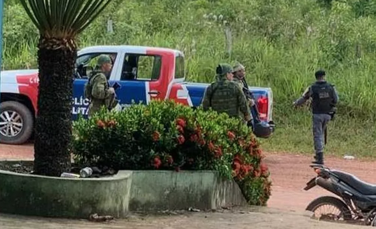 Homens assaltam transportadora que levava dinheiro para agência bancária