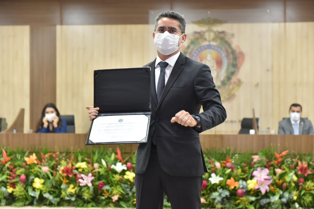 Prefeito eleito, David Almeida, é diplomado e garante uma gestão diferenciada