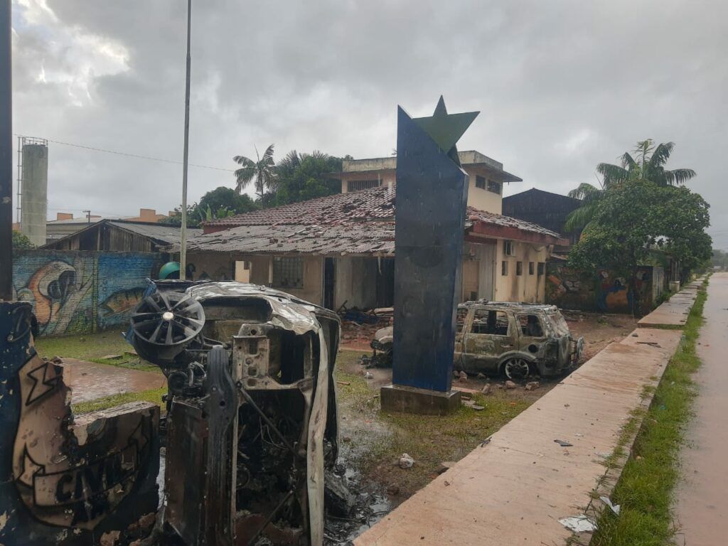 População depreda delegacia de Barreirinha  após bebê de um ano ser estuprado e morto