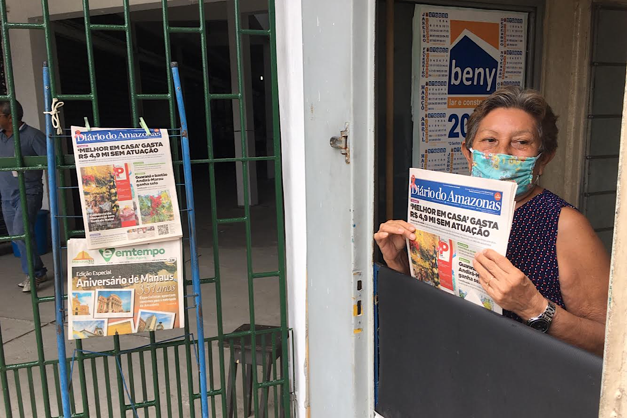 Banca de jornal de dona Maria do Carmo resiste  ao tempo