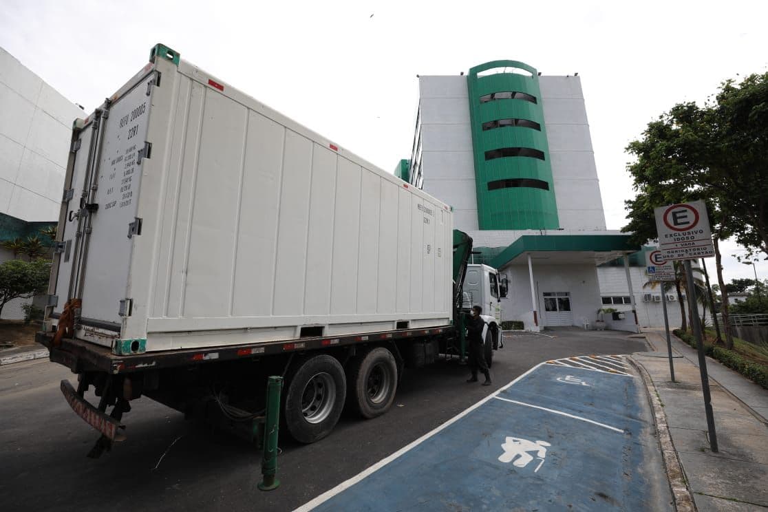 Governo do Amazonas volta a usar contêiner para armazenar vítimas da Covid-19 em Manaus