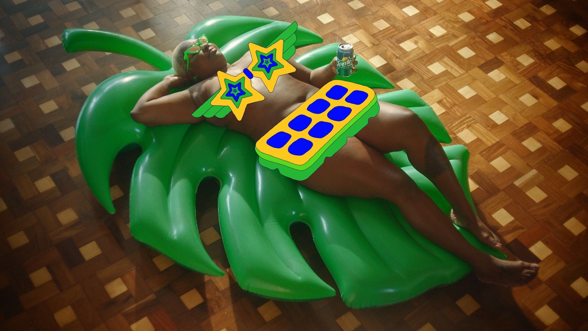 Sprite lança campanha #PeladosERefrescados para incentivar consumidores a se refrescarem em casa