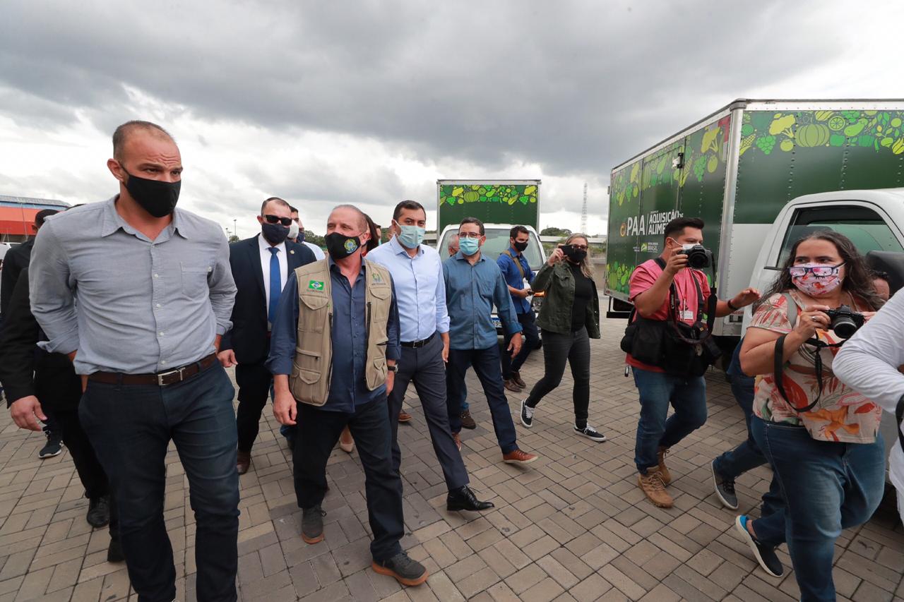 Wilson Lima e ministro Onyx Lorenzoni entregam caminhões a agricultores, durante lançamento do Agro Amazonas