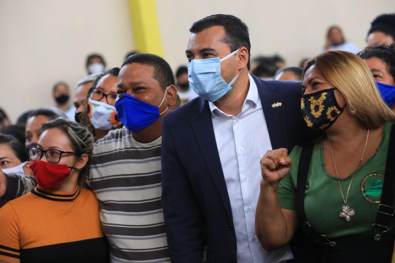 Trabalhadores da educação comemoram pagamento de abono do Fundeb