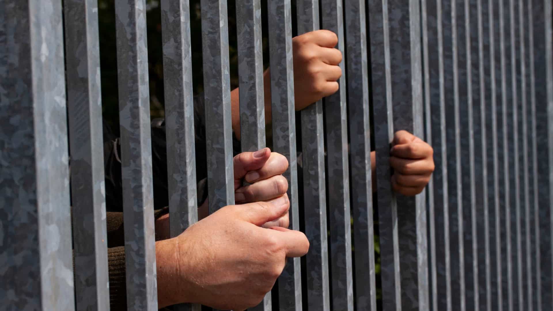 Bolsonaro retira população carcerária da prioridade para vacina