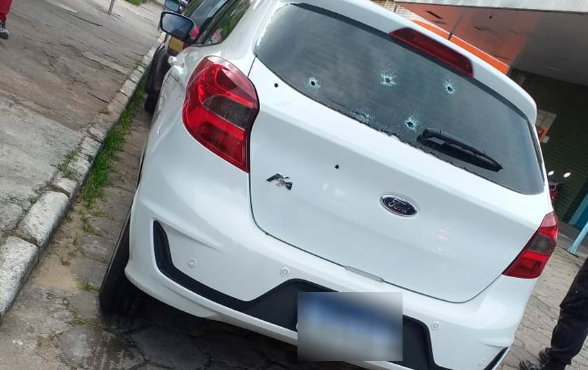 Motorista é baleado após fugir de criminosos